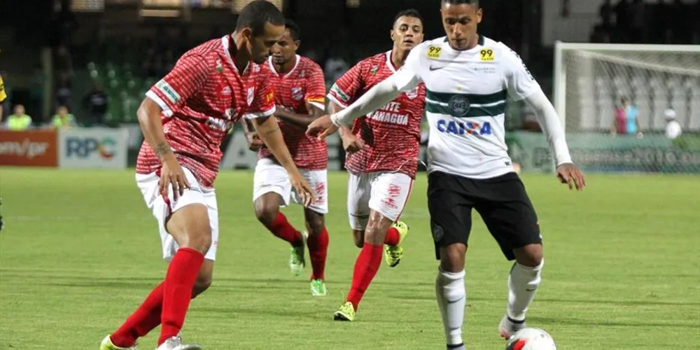 Imagem ilustrativa da imagem Com gol de goleiro, Coritiba garante empate contra o Rio Branco