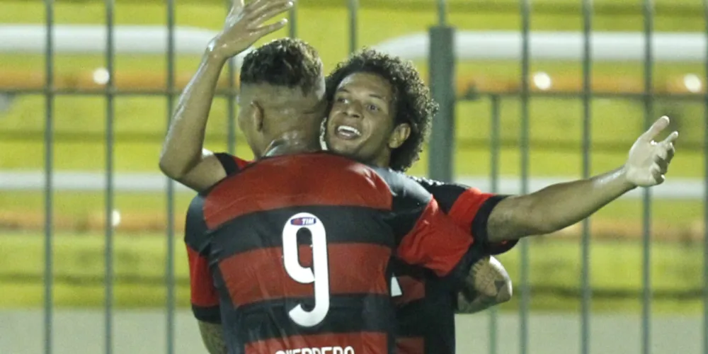 Imagem ilustrativa da imagem Flamengo domina a Portuguesa e goleia por 5 a 0