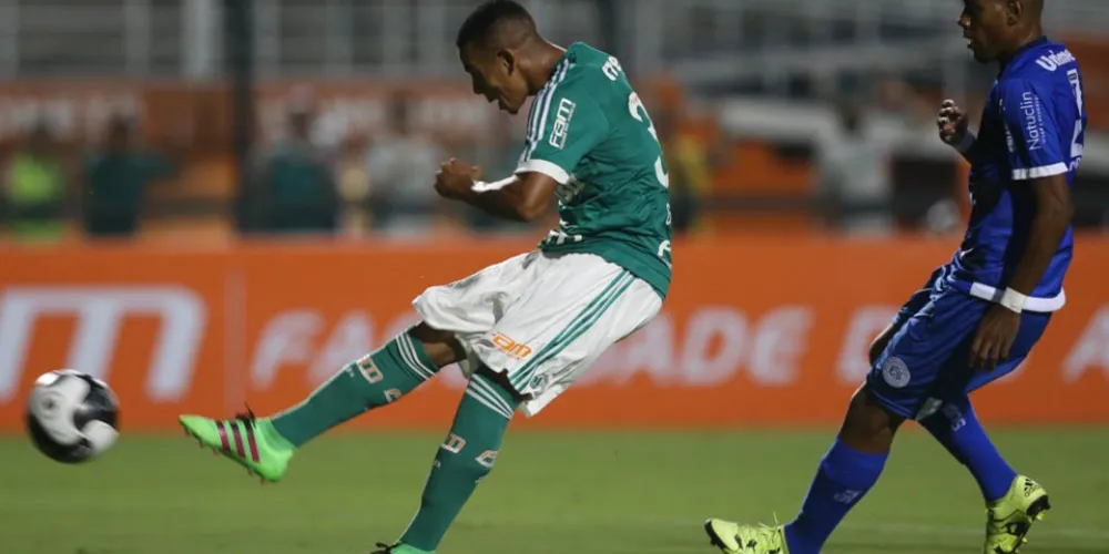 Imagem ilustrativa da imagem Jogando no Pacaembu, Palmeiras empata com o São Bento