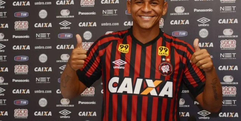 Imagem ilustrativa da imagem Walter é apresentado no Furacão com 10 kg a menos