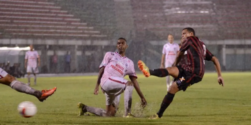 Imagem ilustrativa da imagem Deivid marca duas vezes e Furacão vence o Rio Branco