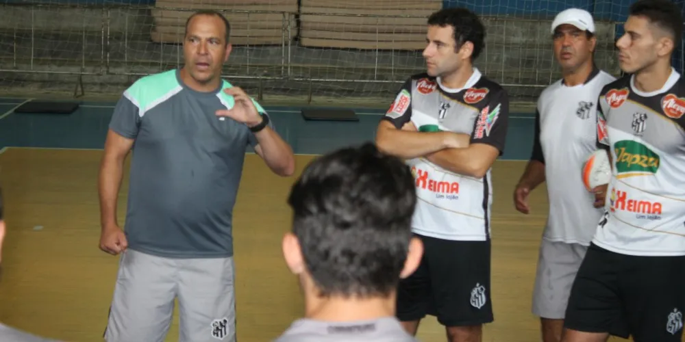 Imagem ilustrativa da imagem Técnico do Caramuru passa por cirurgia e ficará afastado