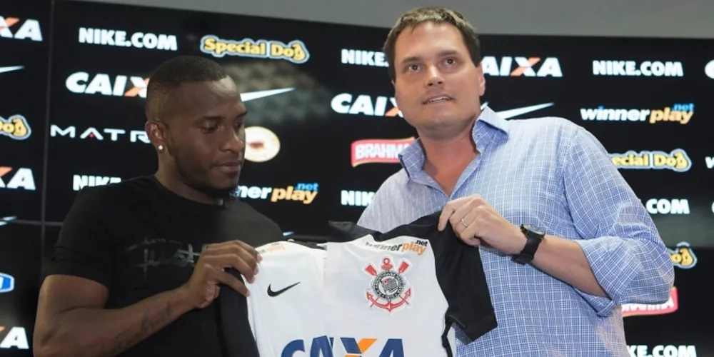 Imagem ilustrativa da imagem Volante Willians comemora chegada ao Corinthians