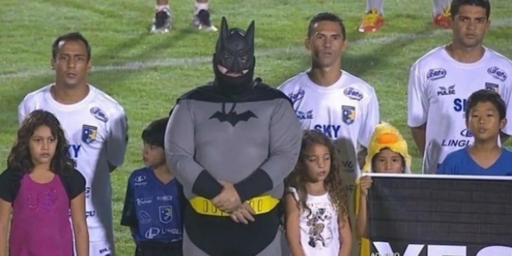 Imagem ilustrativa da imagem FPF proíbe mascotes durante hino após Batman 'fora de forma'