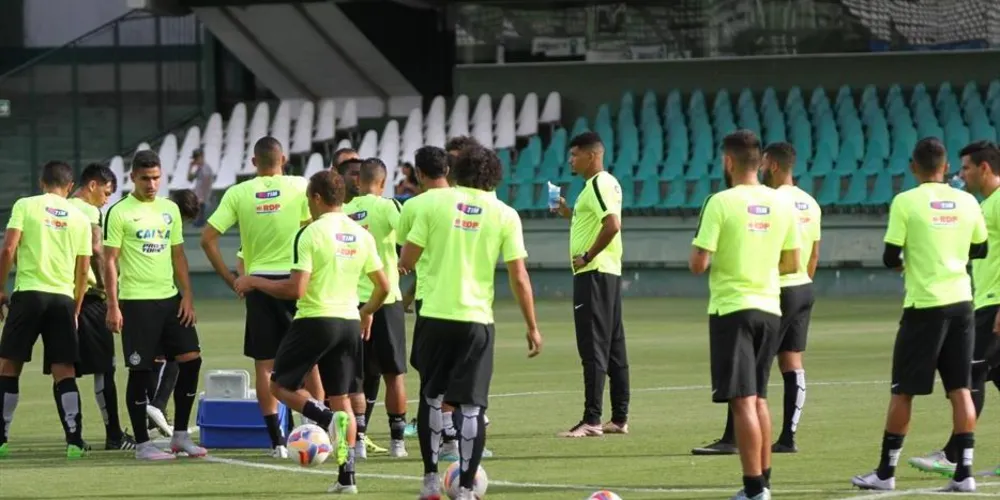 Imagem ilustrativa da imagem Com Dirceu Krüger relacionado, Coritiba recebe o Rio Branco