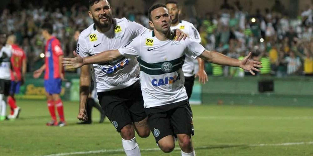 Imagem ilustrativa da imagem Coritiba faz 3 a 0 no clássico contra o Paraná