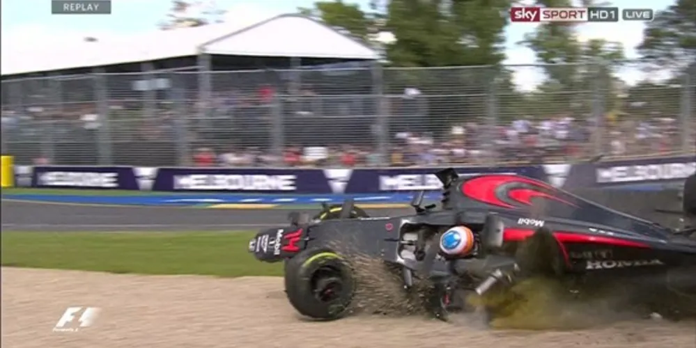 Imagem ilustrativa da imagem Alonso sai ileso de acidente cinematográfico no GP da Austrália; Assista