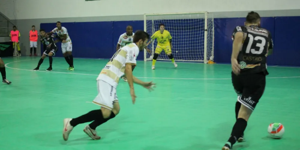 Imagem ilustrativa da imagem Caramuru vence em casa e reclama da arbitragem