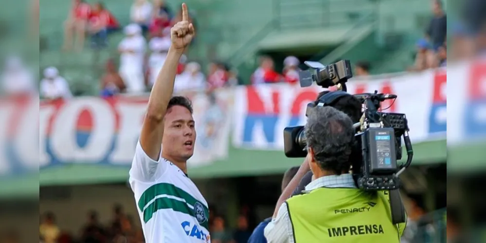 Imagem ilustrativa da imagem Londrina fecha com atacante Keirrison
