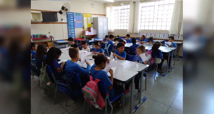 Os estudantes participaram de todas as etapas do plantio do amendoim, além de uma série de atividades teóricas em sala de aula.