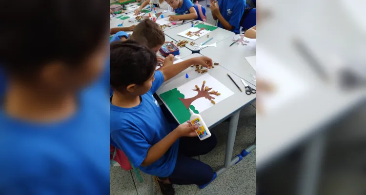 Os estudantes participaram de todas as etapas do plantio do amendoim, além de uma série de atividades teóricas em sala de aula.