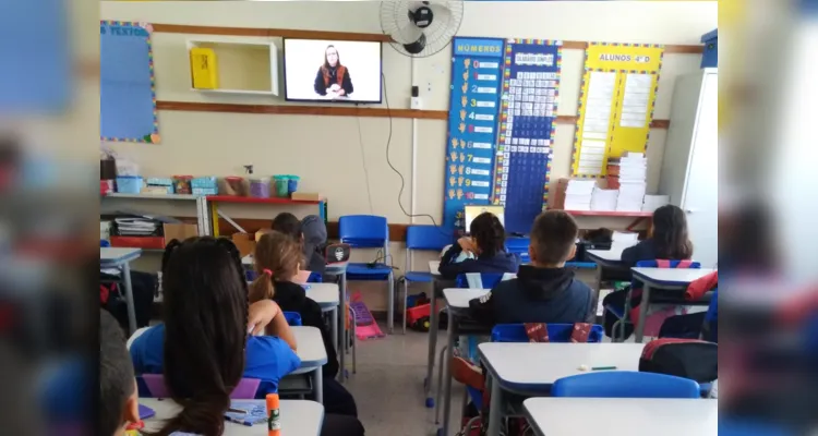 A videoaula do Vamos Ler sobre as emoções base também auxiliou nos estudos da turma.