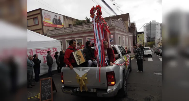 Os festeiros cantam e tocam, animando a procissão.