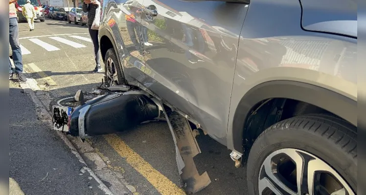 Motociclista é atingido por carro no Centro de PG e sofre fratura