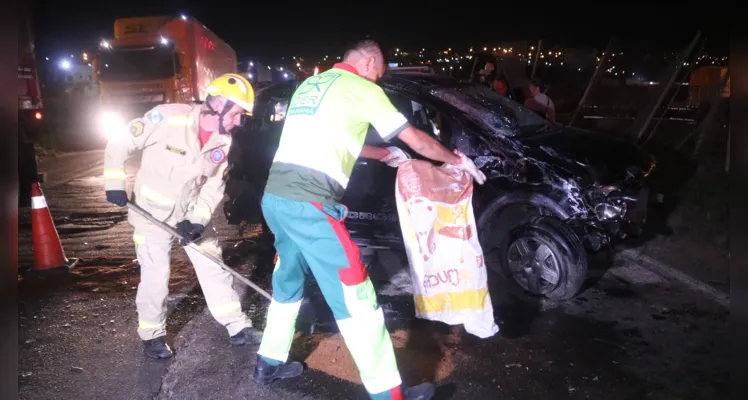 Acidente causou vazamento de óleo na pista.