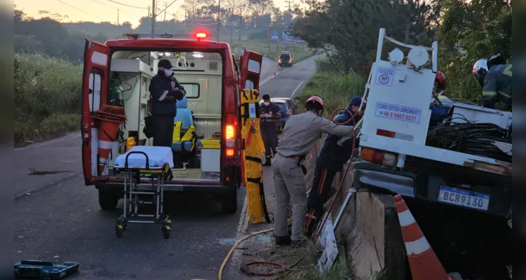 Condutor do veículo ficou preso às ferragens.