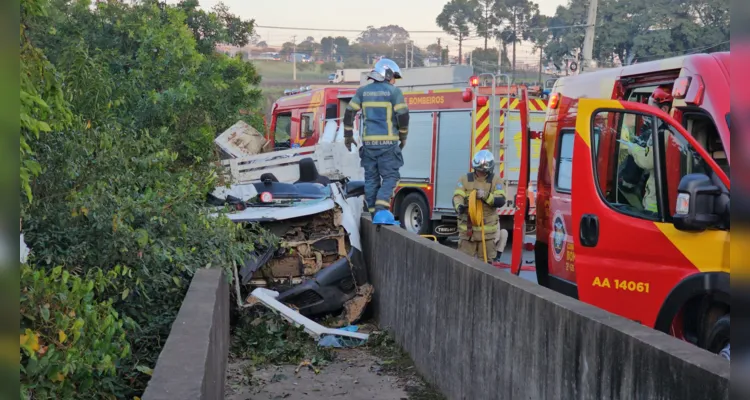 Carro ficou preso na área usada para travessia de pedestres.