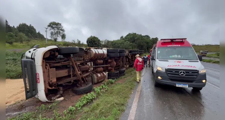 Caminhão carregado com farelo de milho havia tombado às 7h30 da manhã.