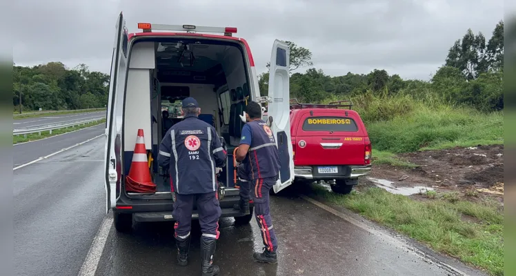 O motorista do carro, de 30 anos, foi transportado por uma ambulância do Samu.