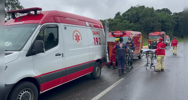 Três ambulâncias do Samu também compareceram na ocorrência.