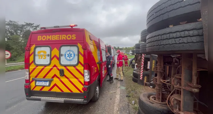 Corpo de Bombeiros (Siate) também compareceu no local do acidente.