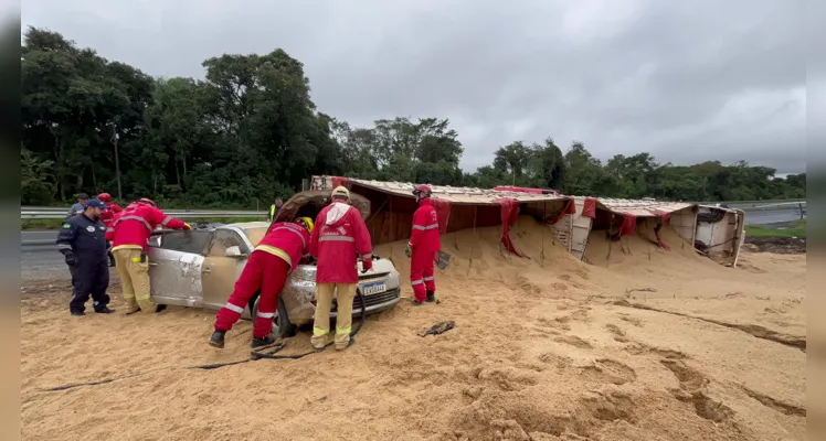 Carro bateu em caminhão tombado.