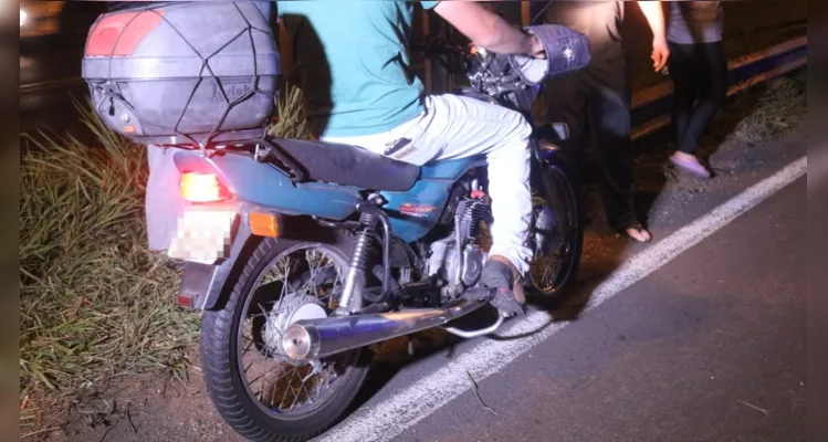 Moto atingiu o carro durante o acidente; motociclista não se machucou.