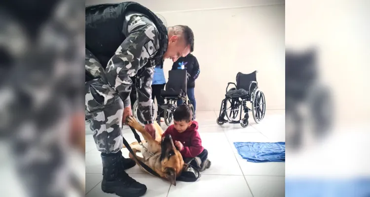 Cães Apache e Ragnar fizeram a alegria das crianças da APACD.