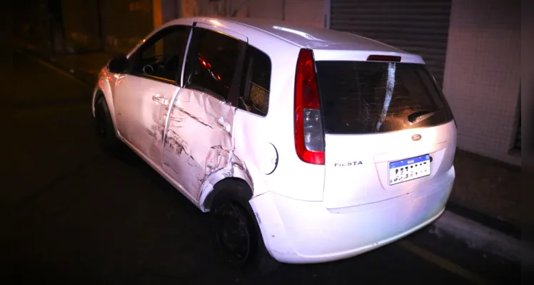 Lateral do Ford Fiesta também ficou danificada com a colisão.