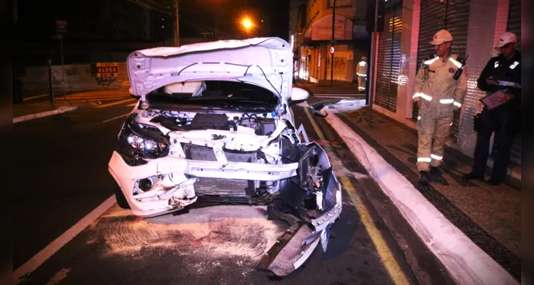 Fiat Cronos ficou danificado com o acidente de trânsito.