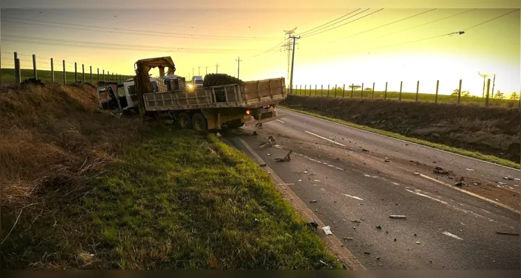 Caminhão também se envolveu no grave acidente.