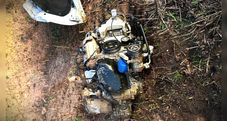 Motor de um dos veículos 'saiu do carro' com o acidente.