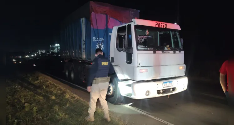 Caminhão que também se envolveu no acidente de trânsito.