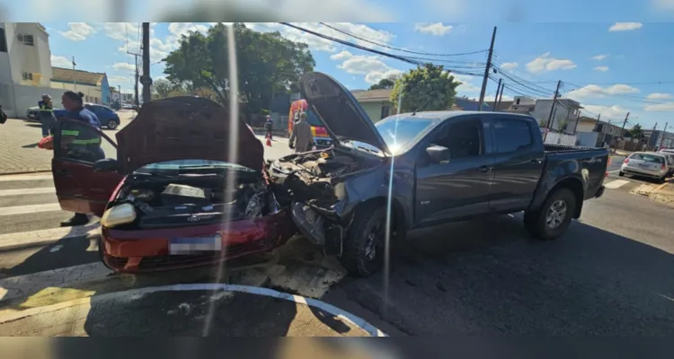 Colisão envolveu um carro e uma caminhonete.