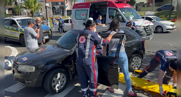 Motorista do carro teve ferimentos leves; já a passageira teve ferimentos moderados.