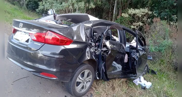 Carro colidiu frontalmente com caminhão.