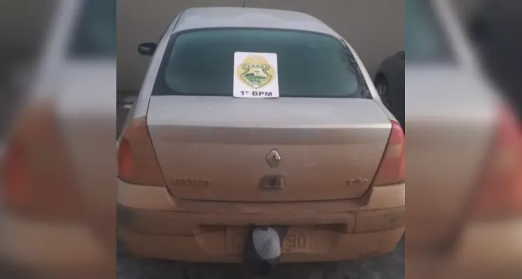 Renault Clio foi recuperado pela Polícia Militar.