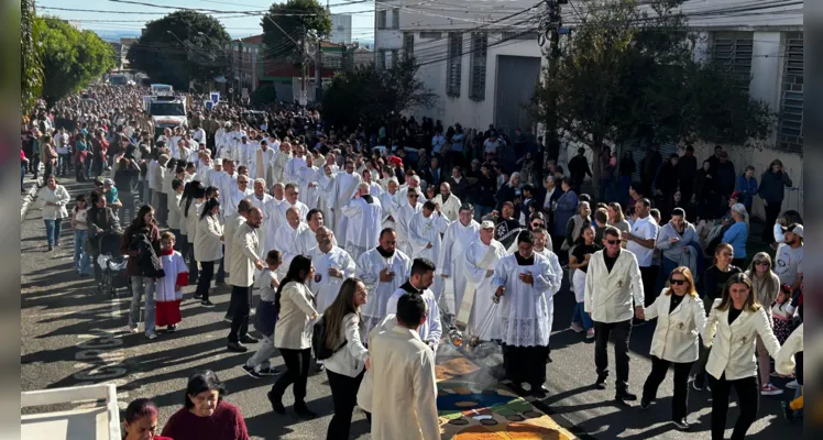 Procissão aconteceu na tarde da última quinta-feira (30).