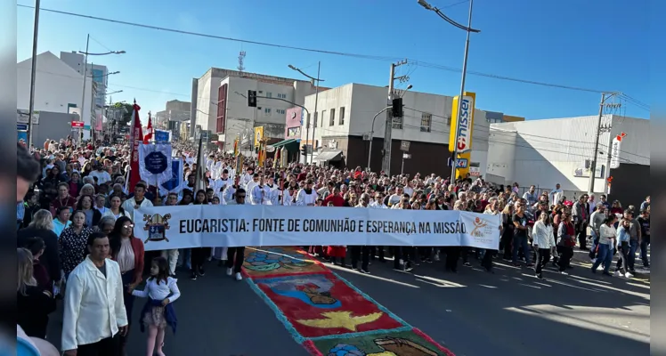 Entre 25 e 30 mil fiéis percorreram as ruas de Ponta Grossa.