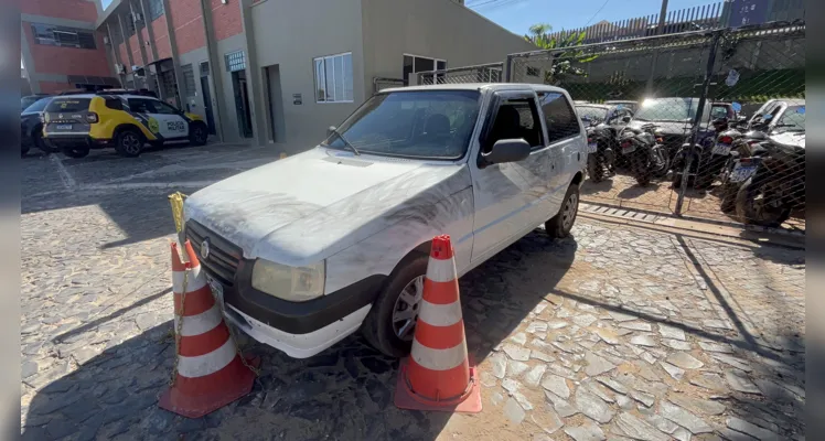 Maconha estava localizada dentro de um Fiat Uno abandonado.