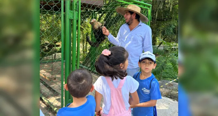 Durante o passeio, estudantes conhecem a rotina de cuidados dos animais.