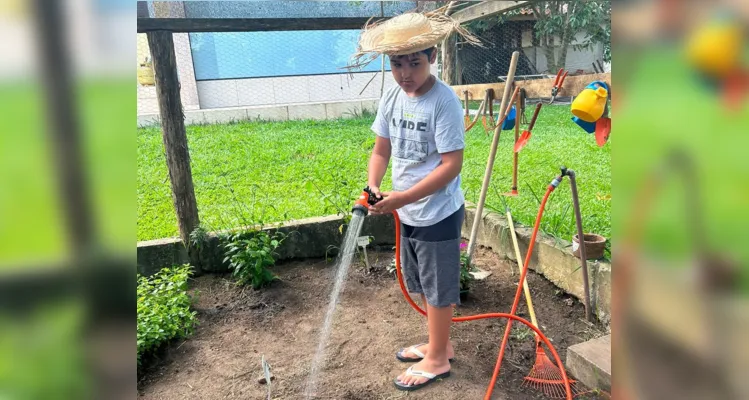 Em alguns casos, alunos podem plantar mudas.