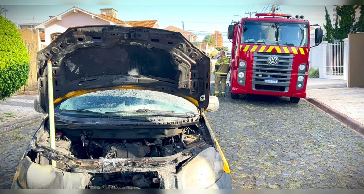 Incêndio atingiu a parte da frente do carro.