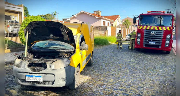 Veículo ficou parado no meio da rua, após o incêndio.