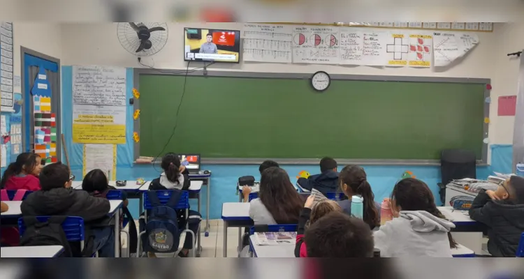 Impresso, videoaula, debates e até diversão compuseram amplo trabalho em sala.