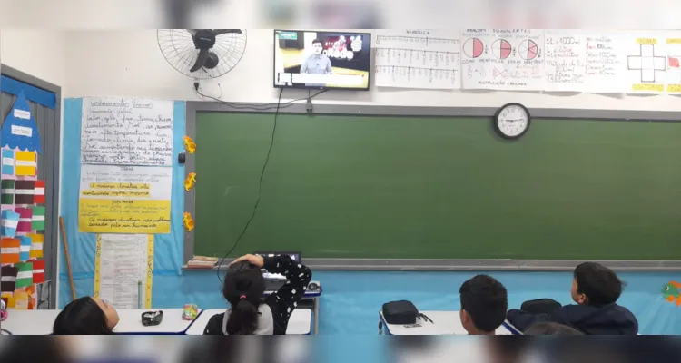 Impresso, videoaula, debates e até diversão compuseram amplo trabalho em sala.