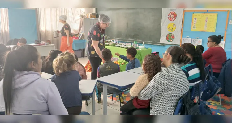 Trabalho em sala contou com uma diversidade de conhecimento e interação dos pais.