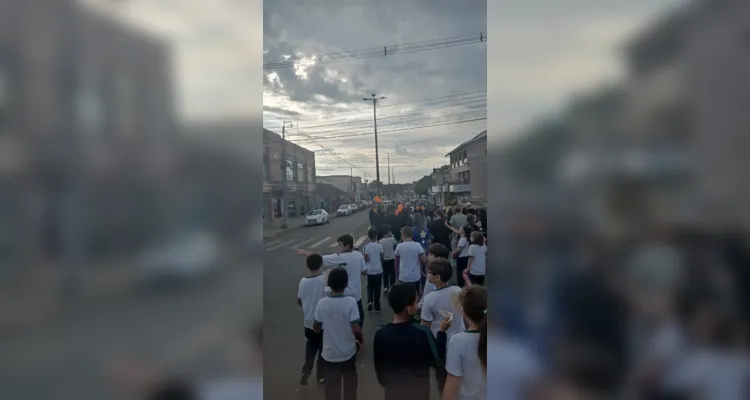 Educandos participaram ativamente da proposta, ajudando a levar mais sobre a campanha à comunidade.