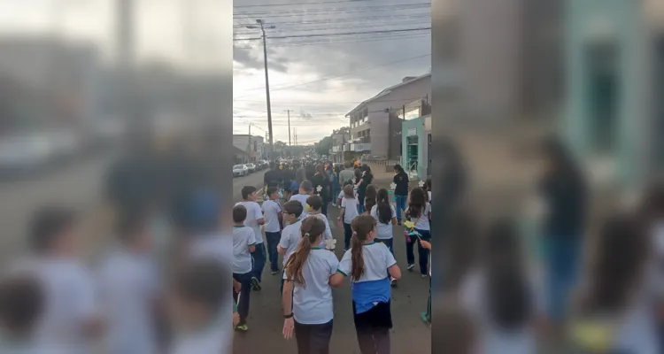 Educandos participaram ativamente da proposta, ajudando a levar mais sobre a campanha à comunidade.