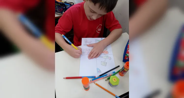 Veja os registros dos alunos desenvolvendo o trabalho em sala de aula.